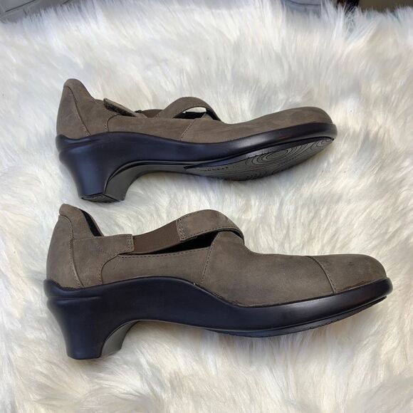 Aravon Mona Stone Slip On Pumps Size 7 Narrow EUC - Picture 2 of 7